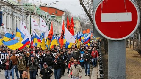 La Marcia per la Pace di Mosca: Un'eco Sovietica contro il Militare e l'Ottimismo della Primavera